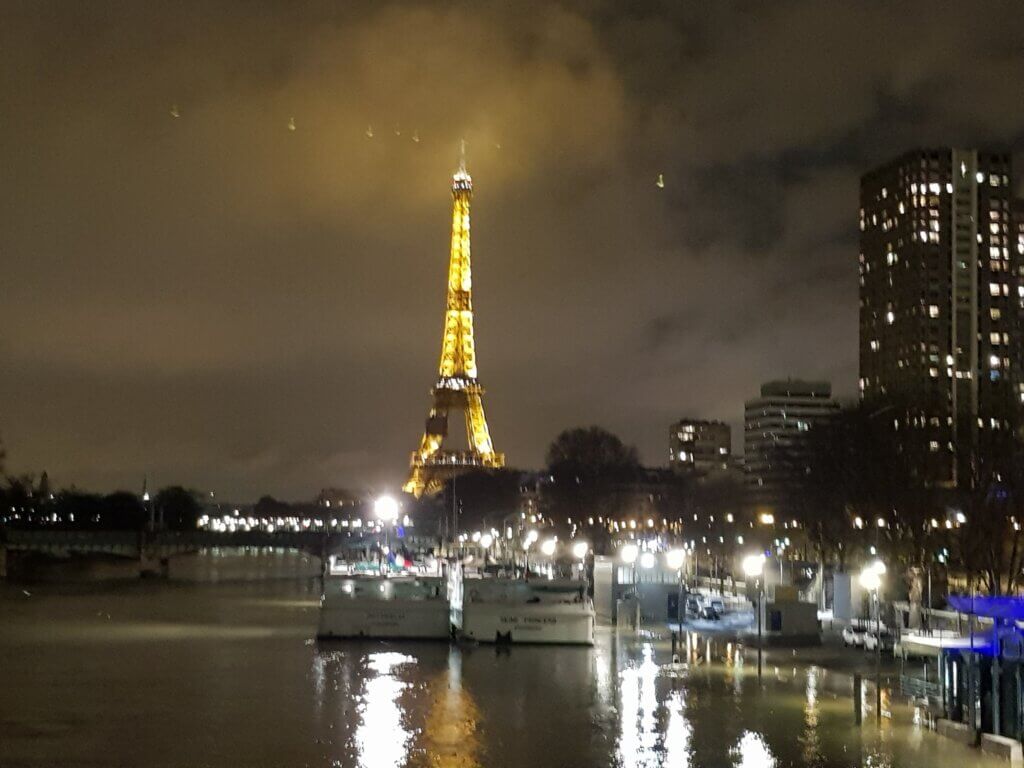Tour Eiffel vue du pont Garigliano à Paris.