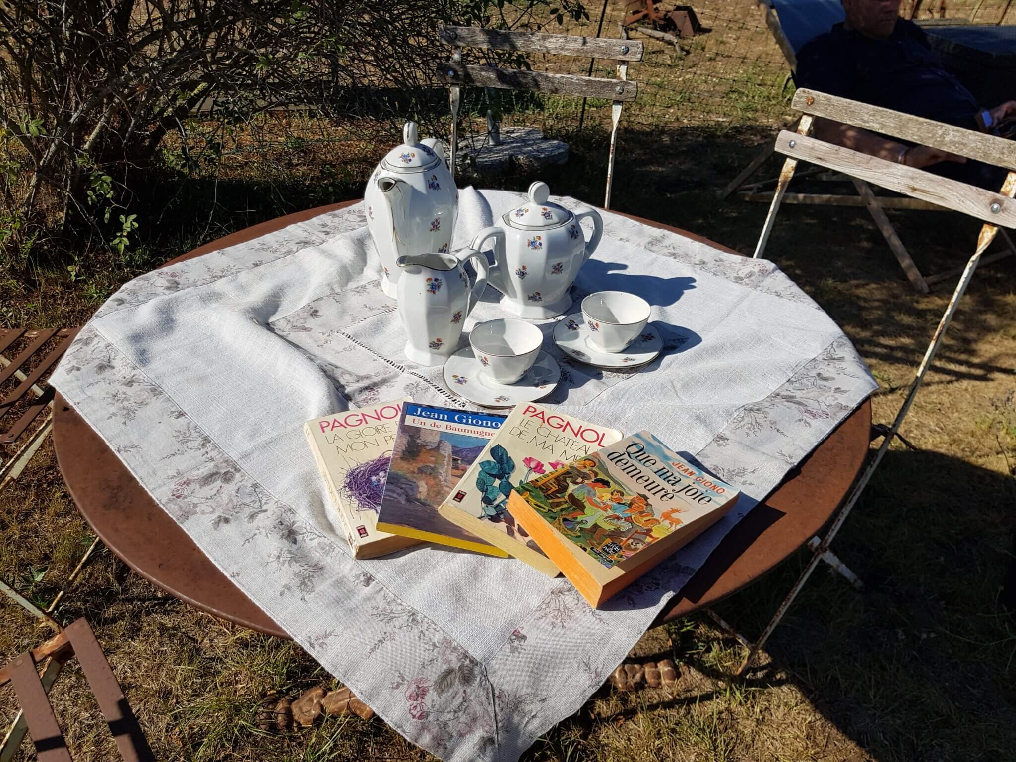 Table de jardin avec un service à thé et des livres de Marcel Pagnol