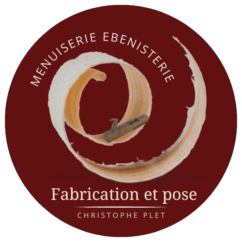 Logo d'un ébéniste sur fond rouge basque représentant un copeau en bois blanc avec une varlope.